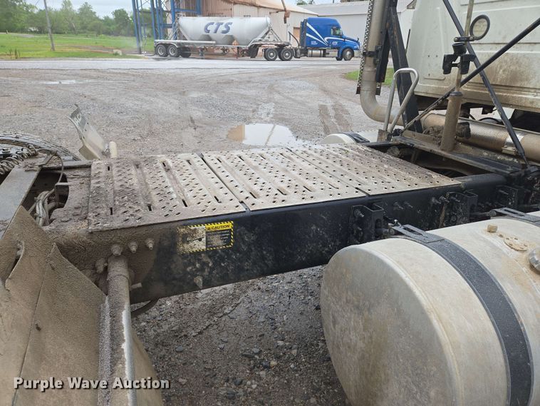 image for item EN8961 2020 Mack Pinnacle semi truck