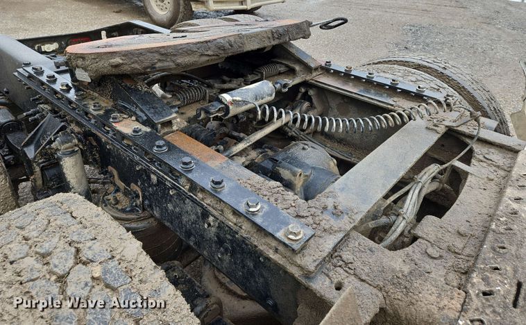 image for item EN8961 2020 Mack Pinnacle semi truck