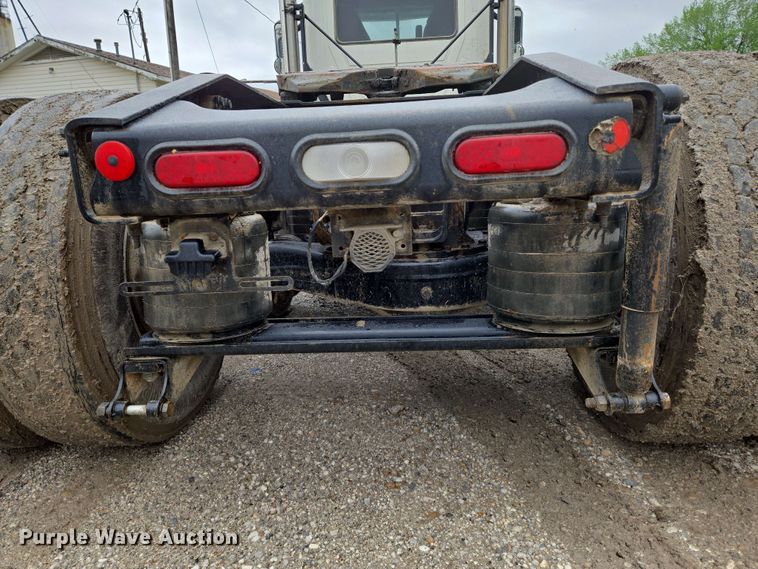 image for item EN8961 2020 Mack Pinnacle semi truck