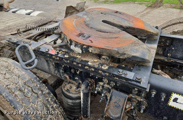 image for item EN8961 2020 Mack Pinnacle semi truck