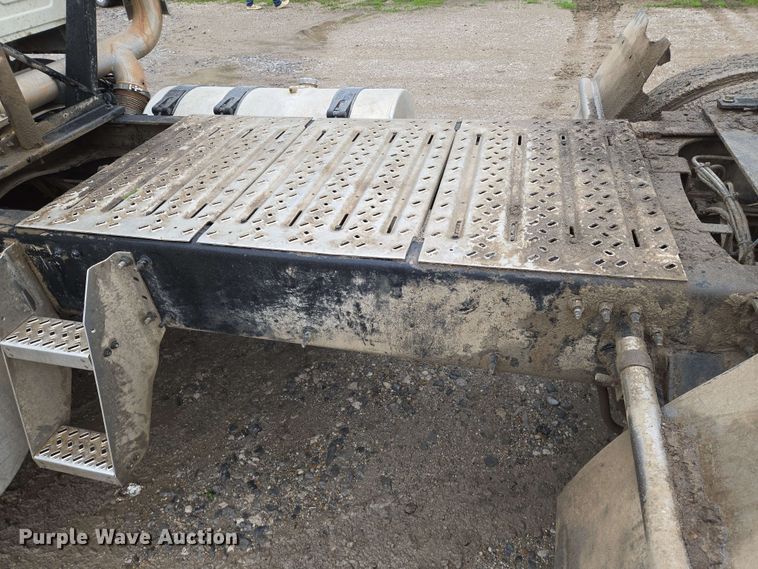 image for item EN8961 2020 Mack Pinnacle semi truck