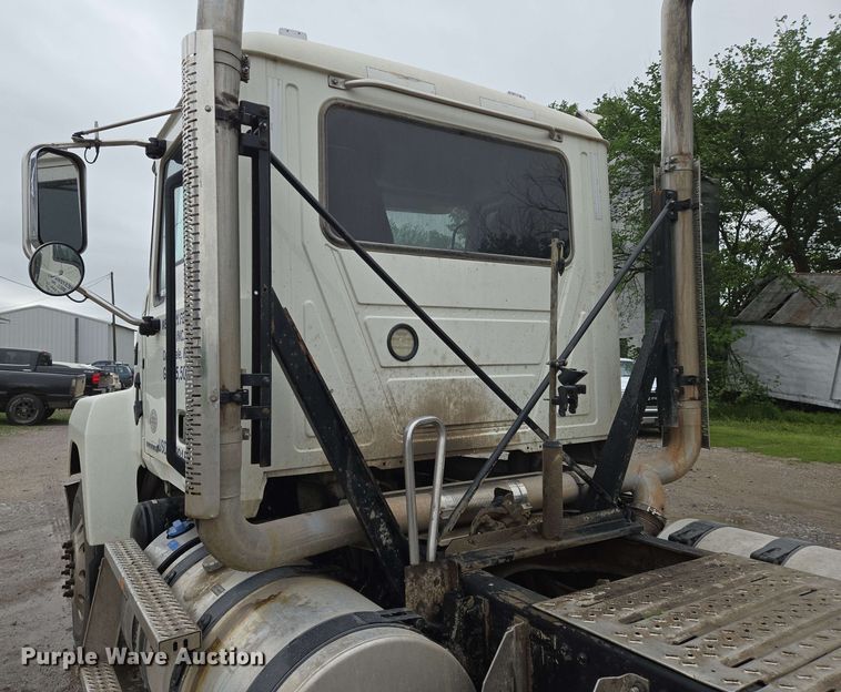 image for item EN8961 2020 Mack Pinnacle semi truck