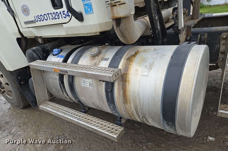 image for item EN8961 2020 Mack Pinnacle semi truck