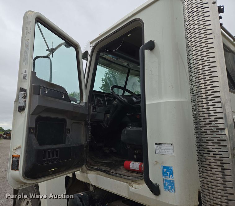 image for item EN8961 2020 Mack Pinnacle semi truck