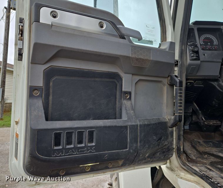 image for item EN8961 2020 Mack Pinnacle semi truck