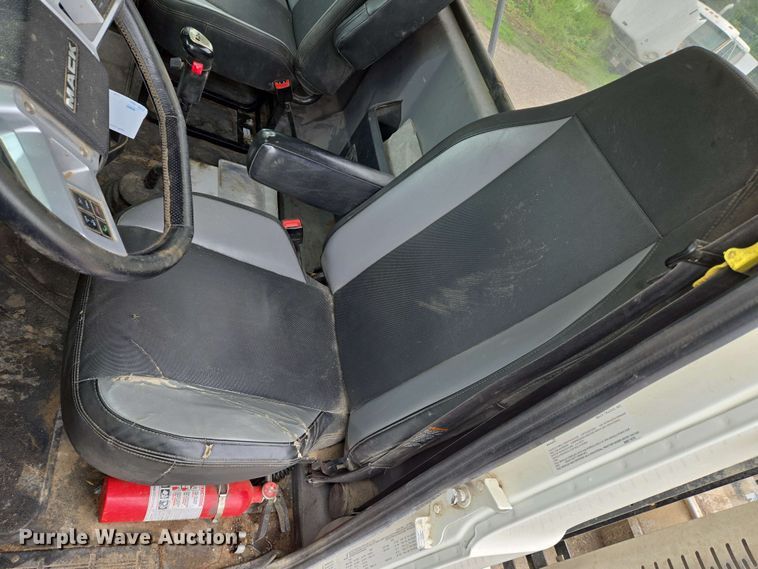 image for item EN8961 2020 Mack Pinnacle semi truck