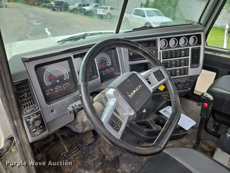 image for item EN8961 2020 Mack Pinnacle semi truck