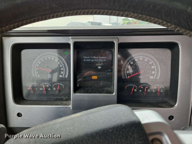 image for item EN8961 2020 Mack Pinnacle semi truck