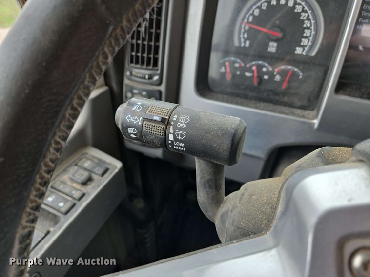 image for item EN8961 2020 Mack Pinnacle semi truck