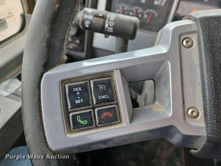 image for item EN8961 2020 Mack Pinnacle semi truck