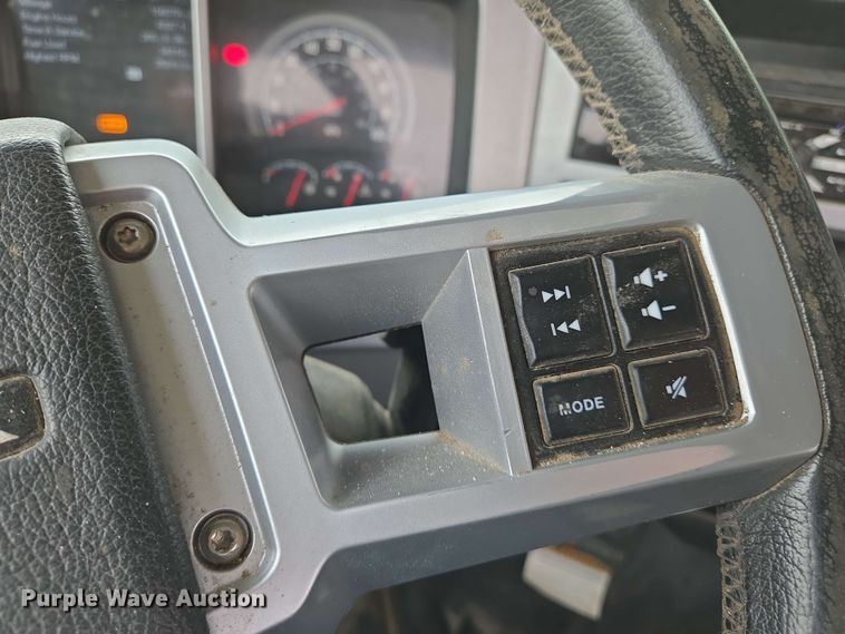 image for item EN8961 2020 Mack Pinnacle semi truck