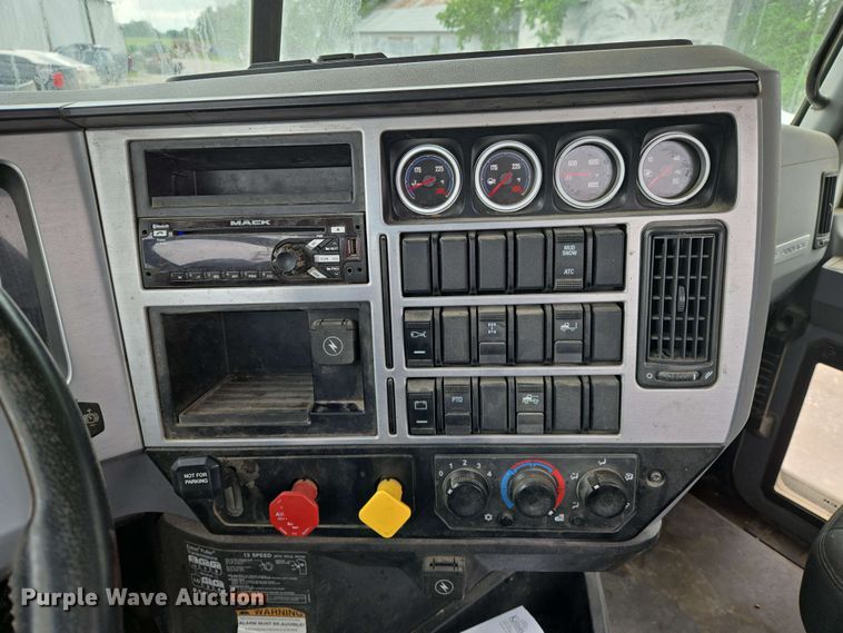 image for item EN8961 2020 Mack Pinnacle semi truck