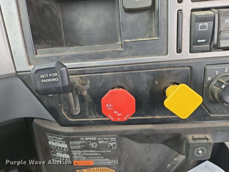 image for item EN8961 2020 Mack Pinnacle semi truck