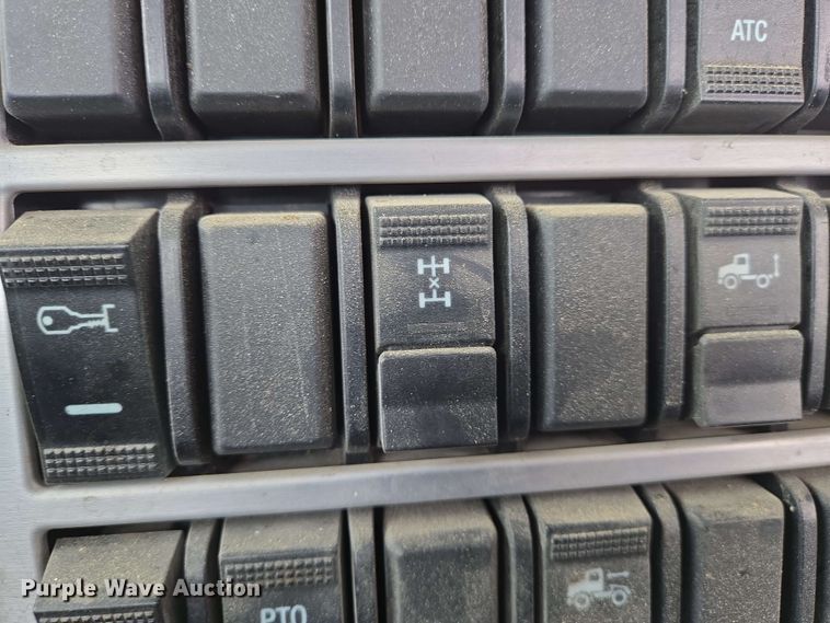 image for item EN8961 2020 Mack Pinnacle semi truck