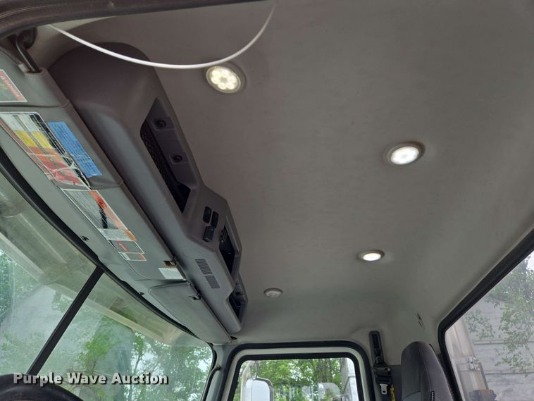 image for item EN8961 2020 Mack Pinnacle semi truck