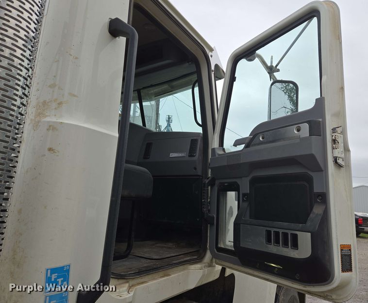 image for item EN8961 2020 Mack Pinnacle semi truck