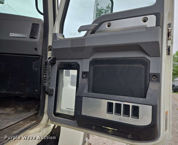 image for item EN8961 2020 Mack Pinnacle semi truck