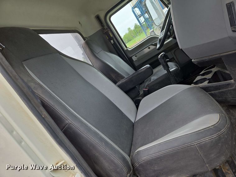 image for item EN8961 2020 Mack Pinnacle semi truck