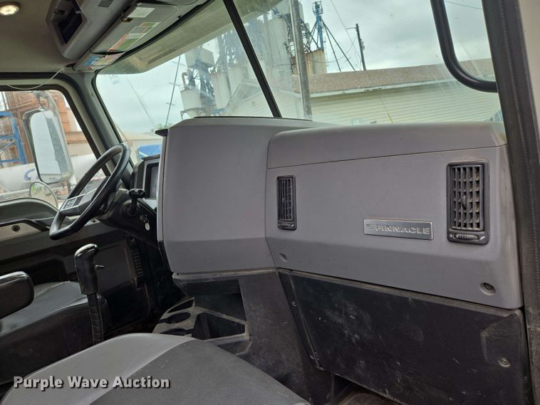 image for item EN8961 2020 Mack Pinnacle semi truck