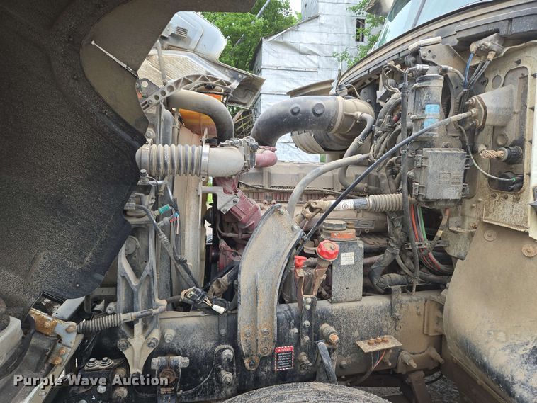 image for item EN8961 2020 Mack Pinnacle semi truck