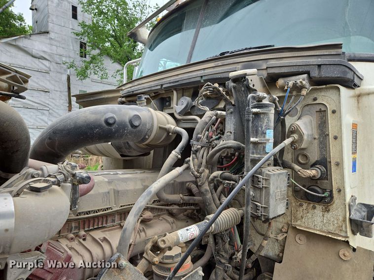 image for item EN8961 2020 Mack Pinnacle semi truck