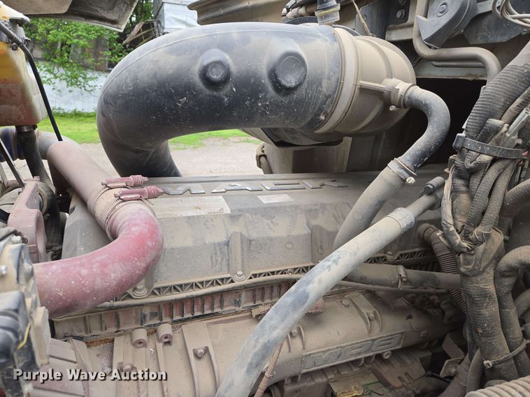 image for item EN8961 2020 Mack Pinnacle semi truck