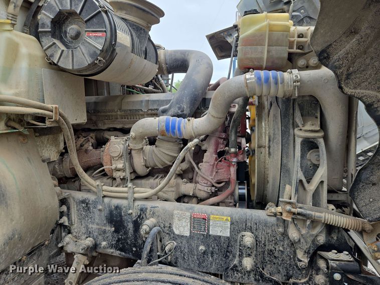 image for item EN8961 2020 Mack Pinnacle semi truck