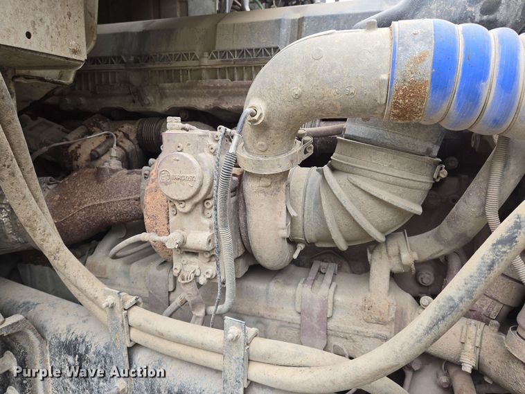 image for item EN8961 2020 Mack Pinnacle semi truck