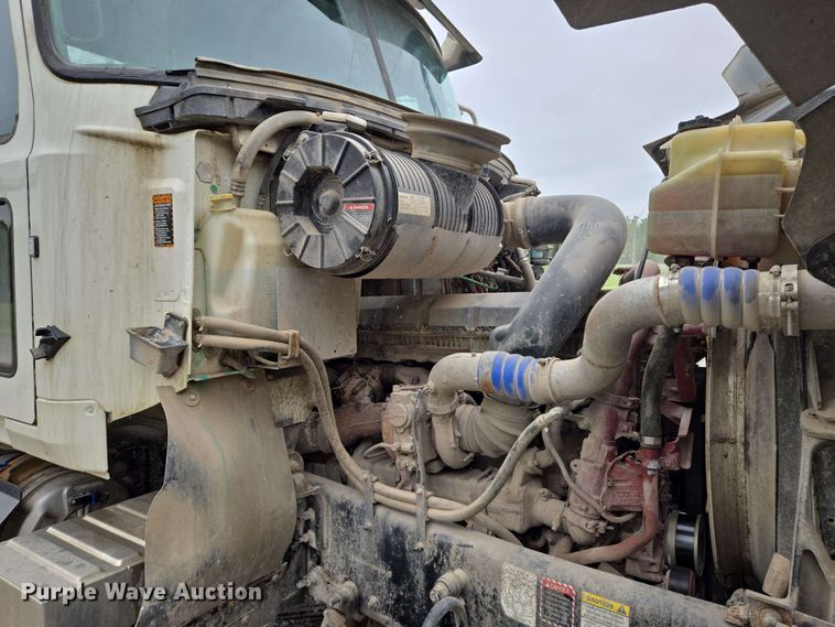 image for item EN8961 2020 Mack Pinnacle semi truck