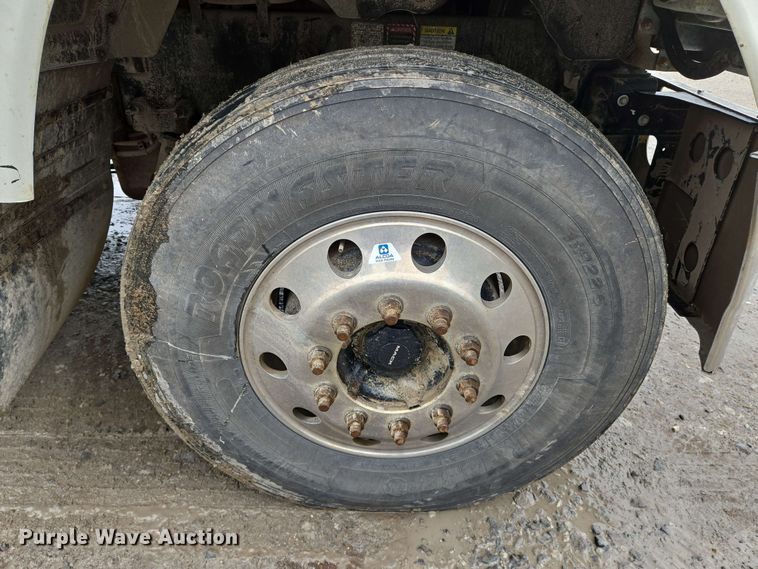 image for item EN8961 2020 Mack Pinnacle semi truck