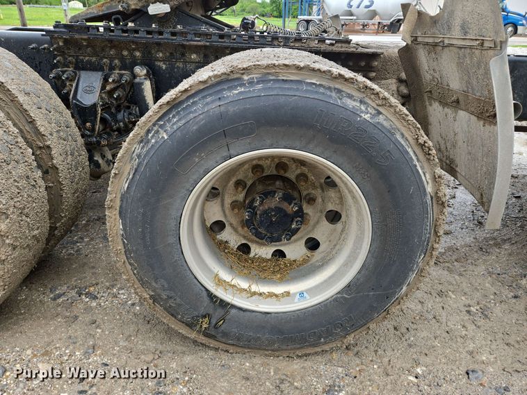 image for item EN8961 2020 Mack Pinnacle semi truck