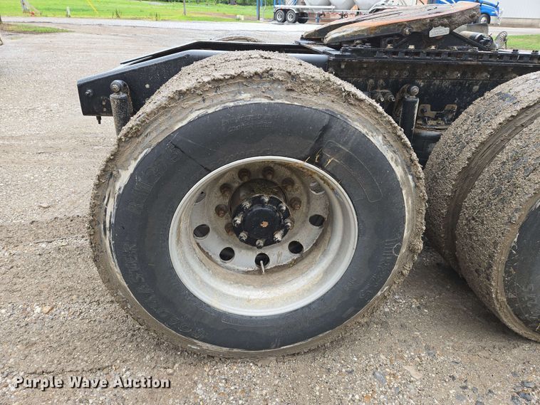 image for item EN8961 2020 Mack Pinnacle semi truck