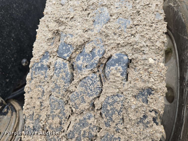 image for item EN8961 2020 Mack Pinnacle semi truck