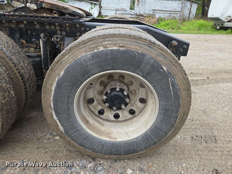 image for item EN8961 2020 Mack Pinnacle semi truck