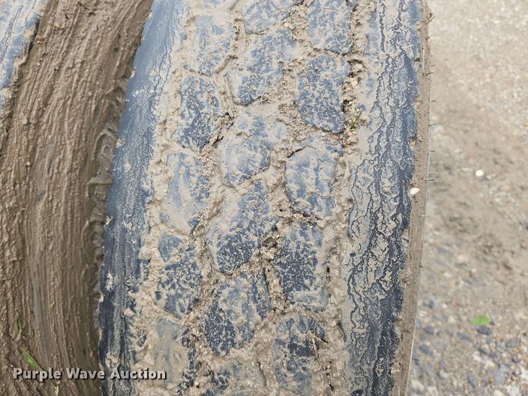 image for item EN8961 2020 Mack Pinnacle semi truck