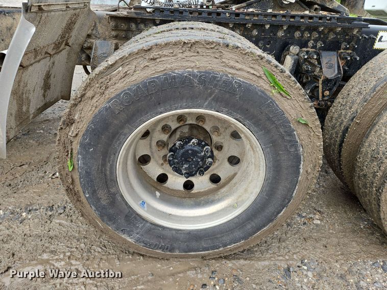 image for item EN8961 2020 Mack Pinnacle semi truck