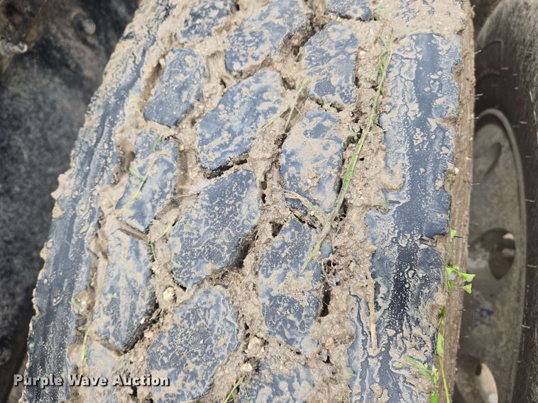 image for item EN8961 2020 Mack Pinnacle semi truck