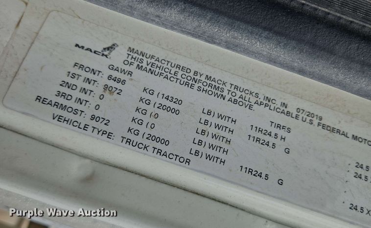 image for item EN8961 2020 Mack Pinnacle semi truck