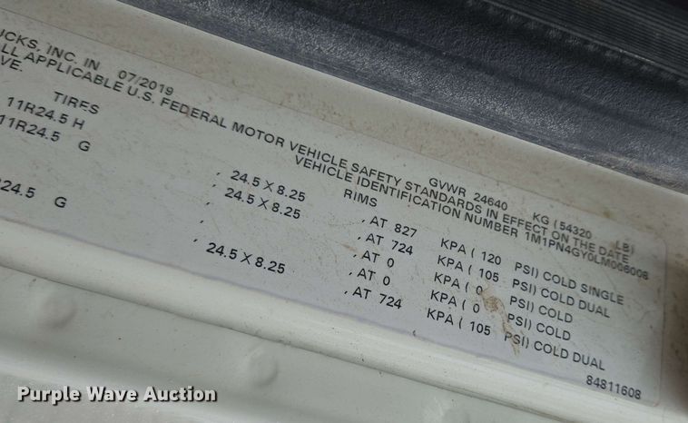 image for item EN8961 2020 Mack Pinnacle semi truck