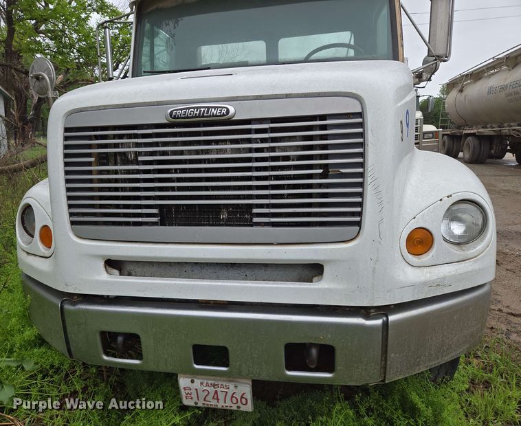 image for item EN8962 1998 Freightliner FL112 semi truck