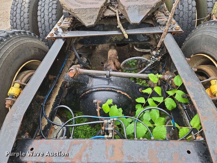 image for item EN8962 1998 Freightliner FL112 semi truck