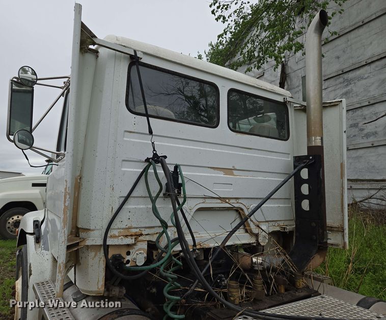 image for item EN8962 1998 Freightliner FL112 semi truck