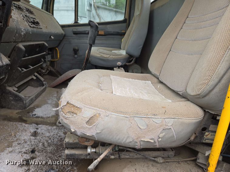 image for item EN8962 1998 Freightliner FL112 semi truck