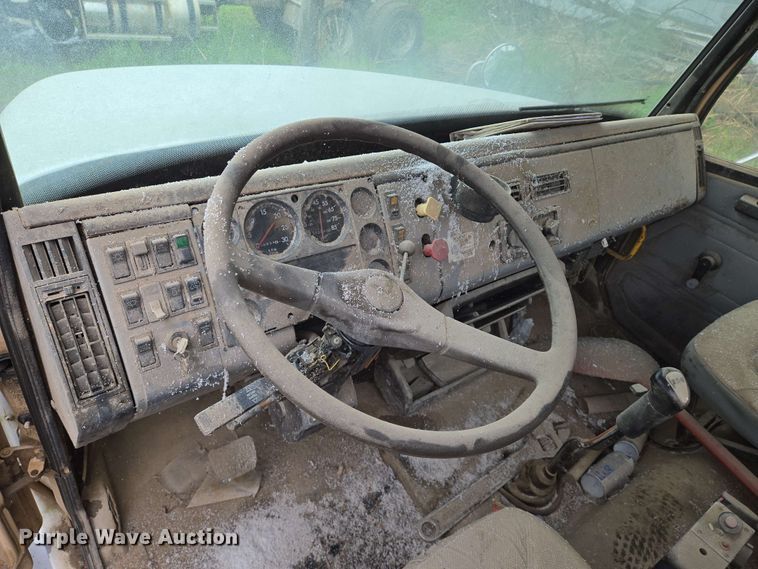 image for item EN8962 1998 Freightliner FL112 semi truck