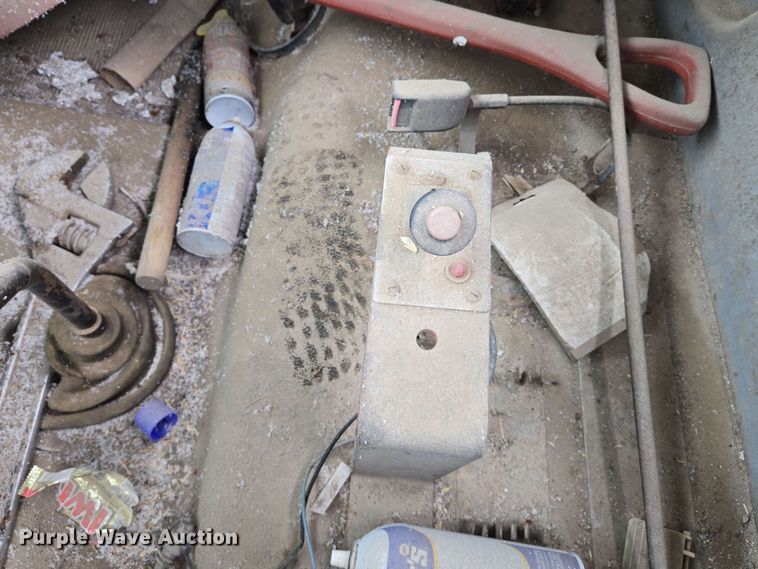 image for item EN8962 1998 Freightliner FL112 semi truck