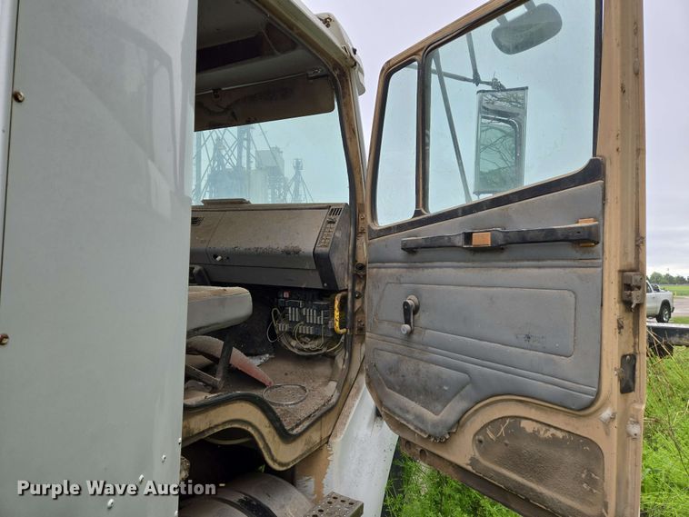 image for item EN8962 1998 Freightliner FL112 semi truck