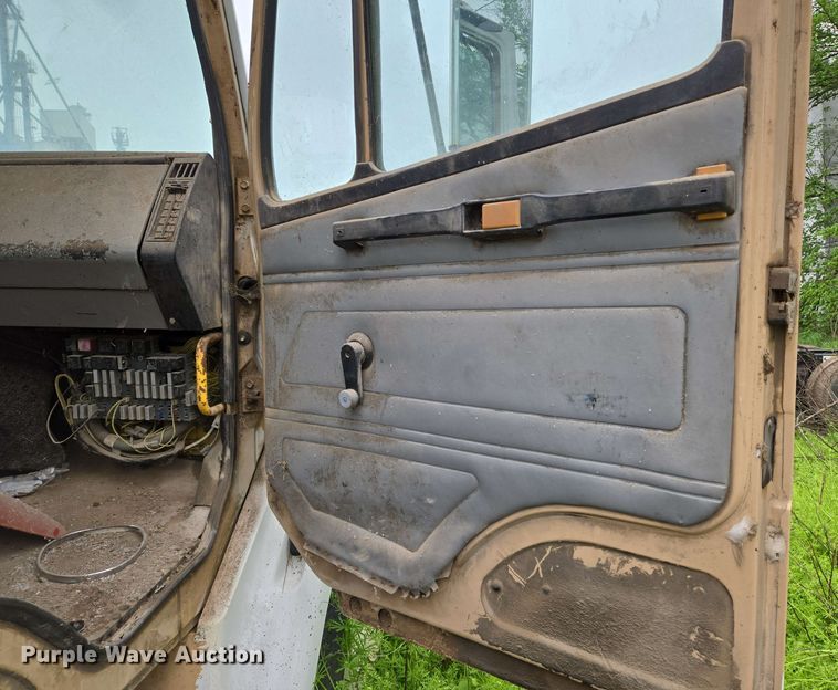 image for item EN8962 1998 Freightliner FL112 semi truck