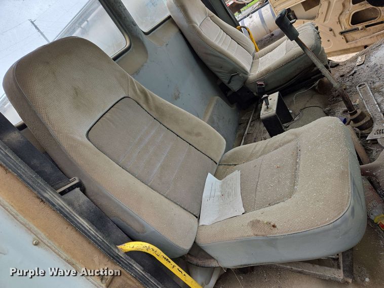 image for item EN8962 1998 Freightliner FL112 semi truck