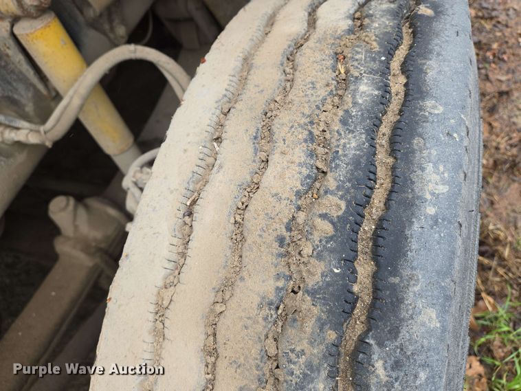 image for item EN8962 1998 Freightliner FL112 semi truck