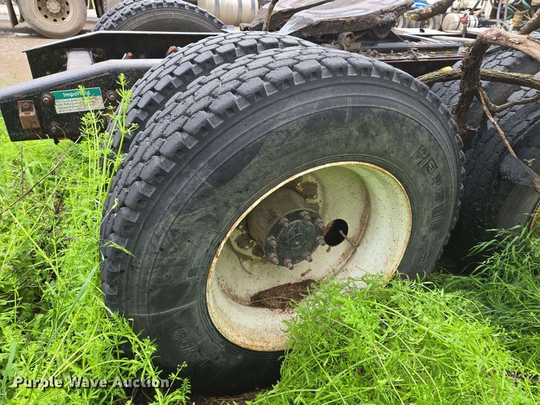 image for item EN8962 1998 Freightliner FL112 semi truck